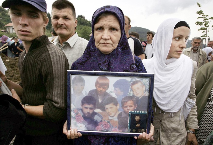 Entierro de 610 musulmanes bosnios víctimas de la masacre de Srebrenica, en un cementerio 
conmemorativo en Potocari (archivo, julio de 2005). · Foto: Dimitar Dilkoff / AFP