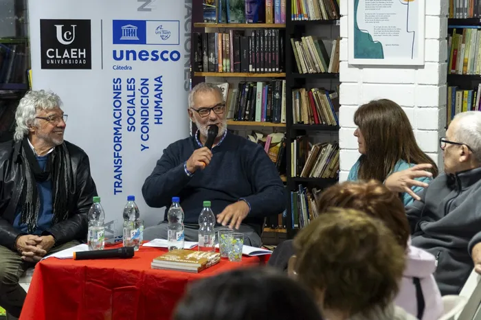 Conversatorio "La paz como desafío civilizatorio. La ética de la solidaridad", en la Biblioteca Mesa 3. · Foto: Bruno Bolognini