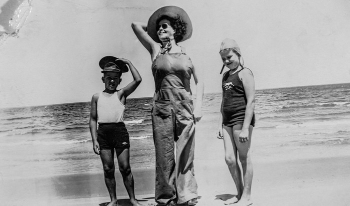 Los parientes de Ricardo Mondueri (fuera de la foto) (de izq. a der.) Carlos Mondueri, su abuela Susana y su madre Amalia, en Punta Colorada circa 1946.