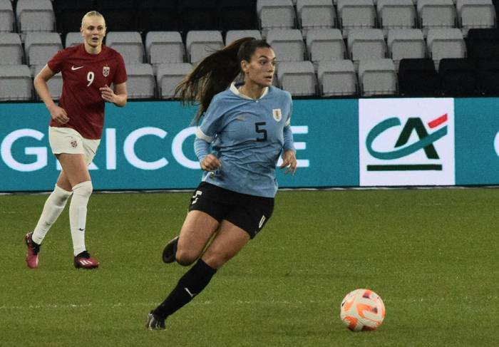 La selección femenina de Uruguay, este miércoles, ante Noruega. · Foto: AUF, S/D de autor