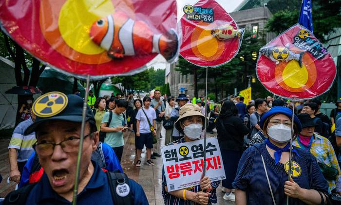 Protestas frente al Ayuntamiento de Seúl, Corea del Sur, por la descarga en Japón de agua nuclear contaminada de Fukushima (22.08.2023). · Foto: Antonio Wallace, AFP