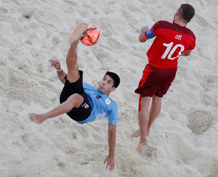 Gaston Laduche, de Uruguay, y Noel Ott, de Suiza, durante el partido de cuartos de final de la Copa Mundial de Beach Soccer, el 26 de agosto, en el Estadio Luzhniki en Moscú. Foto: Yuri Kochetkov, EPA, EFE · Foto: Yves Herman