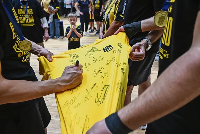 Peñarol tras salir campeón del Campeonato Uruguayo 2025, en Las Piedras. · Foto: Inés Guimaraens