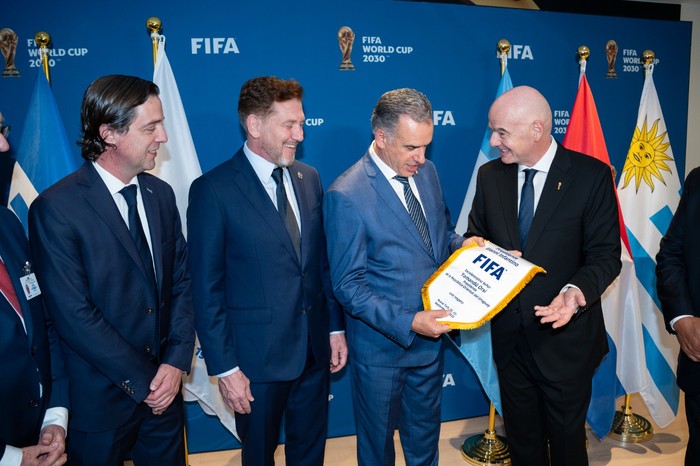 Ignacio Alonso, Alejandro Domínguez, Yamandú Orsi y Gianni Infantino, el 23 de setiembre, en Nueva York. Foto: redes sociales de Ignacio Alonso.