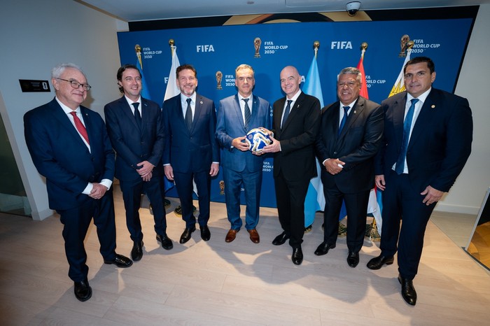 Yamandú Orsi y Mario Lubetkin junto con Gianni Infantino y autoridades de la AUF, la AFA y Conmebol, el 23 de setiembre, en Nueva York. Foto: redes sociales de Ignacio Alonso.