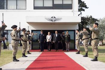 Yamandú Orsi y Carolina Cosse, el 15 de octubre, en la Base Aérea 1. Foto: Camilo dos Santos Ayala, Presidencia de la República