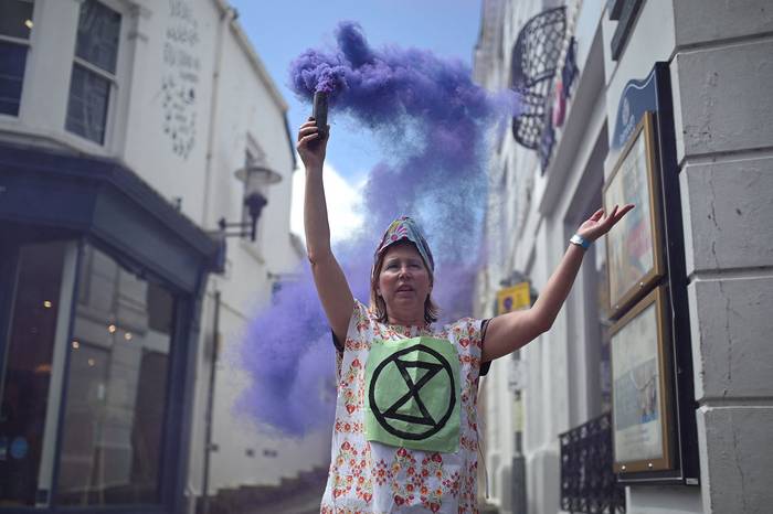 Activista ambiental de Extinction Rebellion, durante una protesta en las calles de Falmouth, Cornwall, Inglaterra, durante la cumbre del G7, el 12 de junio de 2021.
 · Foto: Oli Bufanda, AFP