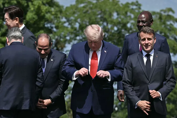 Abdel Fattah, Donald Trump, William Ruto y Emmanuel Macron, durante la reunión del G7, el 16 de junio en Evian, Francia. · Foto: Mandel Ngan, AFP
