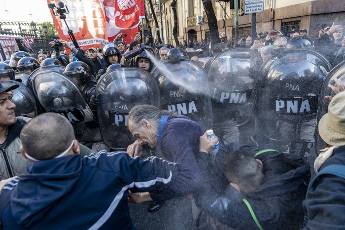 La policía reprime a un grupo de jubilados durante la ronda alrededor del Congreso de la movilización del 4 de setiembre de 2024, en la que se activó el protocolo antipiquetes. La protesta contó con la presencia de organizaciones sociales y sindicales y también de partidos de izquierda. Hubo una treintena de heridos. · Foto: Guido Piotrkowski