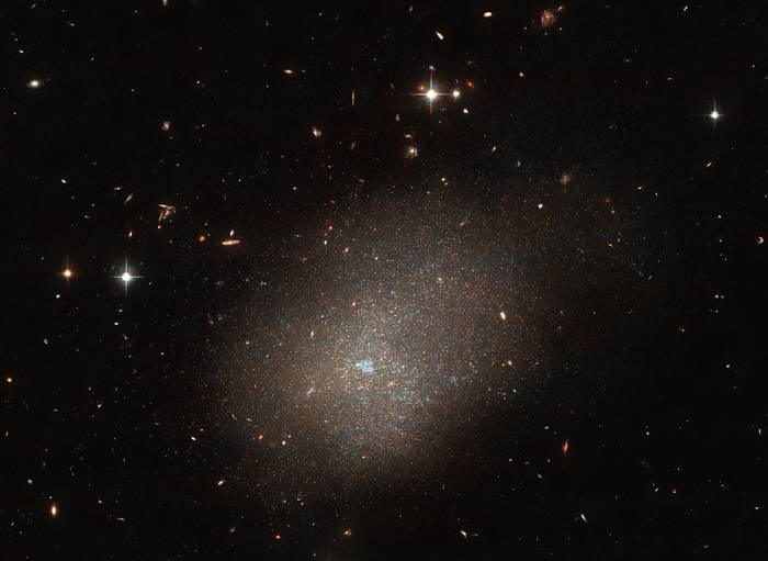 Galaxia ESO 300-16, a 28,7 millones de años luz  de la Tierra, fotografiada por el Hubble en agosto de 2023. Foto: ESA-Hubble y NASA, R. Tully.