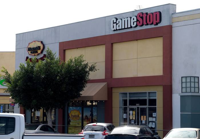 Logotipo de GameStop sobre la tienda en Culver City, California.
 · Foto: Chris Delmas, AFP