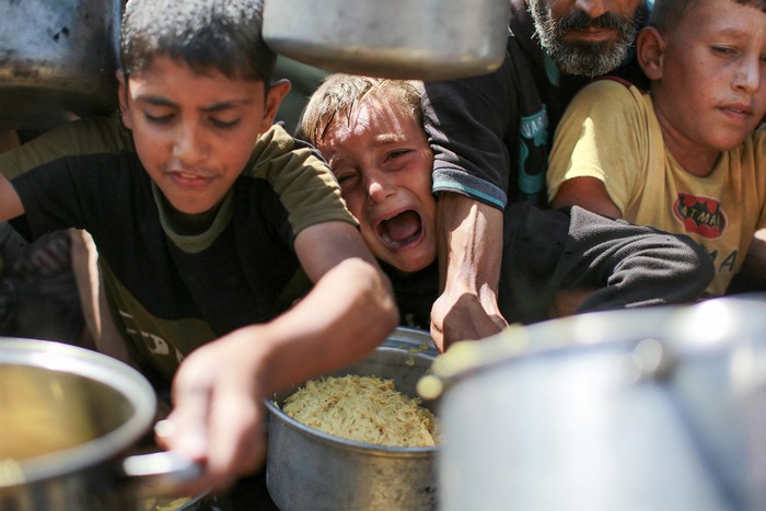 Cocina benéfica que proporciona comida gratis en el oeste de la ciudad de Gaza, el 28 de agosto. · Foto: Bashar Taleb, AFP Cocina benéfica que proporciona comida gratis en el oeste de la ciudad de Gaza, el 28 de agosto. · Foto: Bashar Taleb, AFP