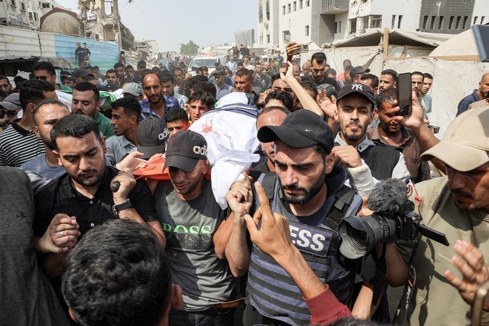 Cortejo fúnebre de los periodistas asesinados de Al Jazeera, desde el hospital Al-Shifa hasta el cementerio Sheikh Radwan, el 11 de agosto, en Gaza. · Foto: Omar Al-Qattaa, AFP