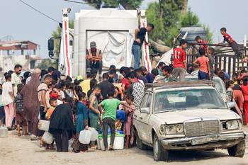 Fila para abastecerse de agua, el 12 de agosto, en la zona de Mawasi, en Jan Yunis, al sur de la Franja de Gaza. · Foto: AFP