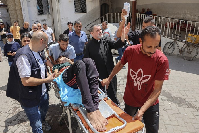 Palestinos reciben atención médica, el 17 de julio, luego del ataque israelí contra la iglesia de la Sagrada Familia. · Foto: Omar Al-Qattaa, AFP Palestinos reciben atención médica, el 17 de julio, luego del ataque israelí contra la iglesia de la Sagrada Familia. · Foto: Omar Al-Qattaa, AFP