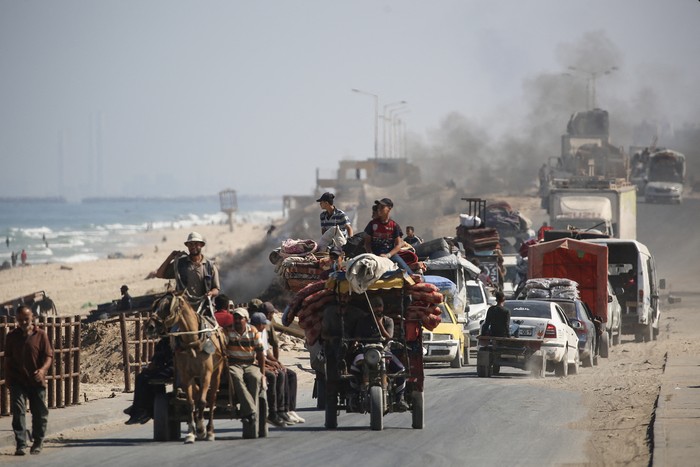 Palestinos evacuan la ciudad de Gaza, el 11 de setiembre, hacia las zonas del sur de la Franja de Gaza. · Foto: Eyad Baba, AFP