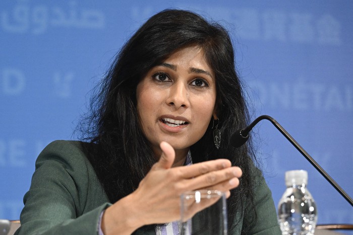 Gita Gopinath, durante una rueda de prensa en Pekín (archivo, mayo de 2024). · Foto: Wang Zhao, AFP