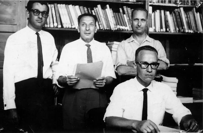 Gonzalo Vicino, Félix Cernuschi, Juan Sans y Sayd Codina, en el Departamento de Astronomía de la Facultad de Humanidades y Ciencias - diciembre de 1954 -Foto gentileza de Julio Fernández 