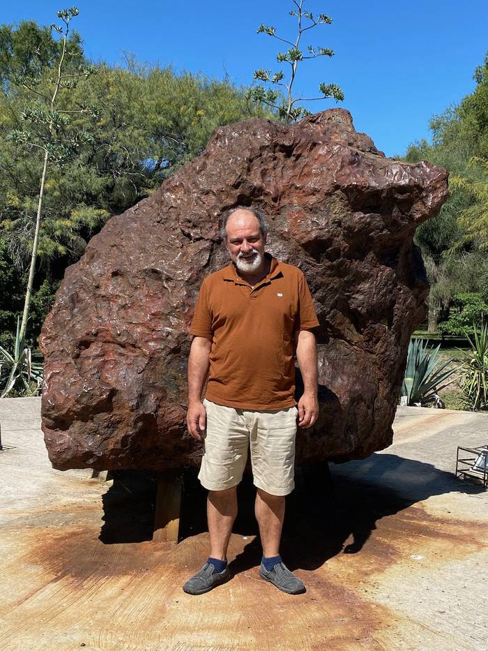 Gonzalo Tancredi junto al meteorito El Chaco en Campos del cielo.
Foto: gentileza de G. Tancredi