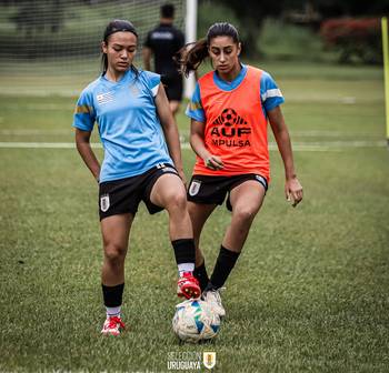 Entrenamiento de la selección femenina sub 17. Foto: Asociación Uruguaya de Fútbol, sin datos de autor.