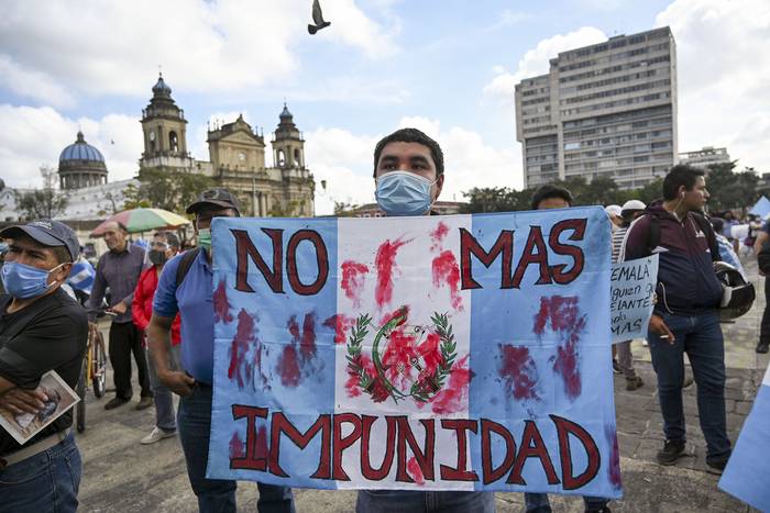 Protesta para exigir la renuncia de Alejandro Giammattei, presidente de Guatemala, el 5 de diciembre, en la Ciudad de Guatemala.  · Foto: Johan Ordonez, AFP