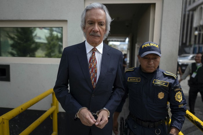 El periodista guatemalteco José Rubén Zamora es trasladado a prisión tras una audiencia judicial, el 10 de marzo, en Ciudad de Guatemala. · Foto: Edwin Bercian, AFP