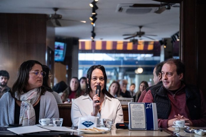 Karina Fortete (C), durante la presentación de la Guía de Accesibilidad para establecimientos gastronómicos, el 15 de agosto, en el bar Facal. Foto: Intendencia de Montevideo.