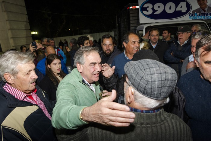 Guillermo Rodríguez a su llegada a la explanada de la Intendencia de Colonia. · Foto: Daniela Hernández