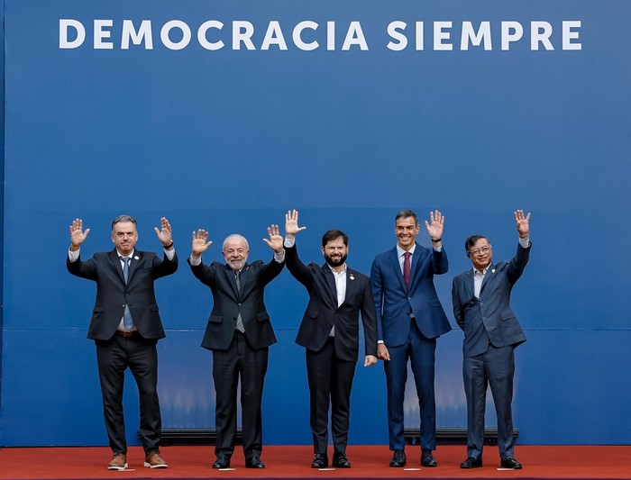 Yamandú Orsi,  Luiz Inácio Lula da Silva,  Gabriel Boric, Pedro Sánchez y Gustavo Petro, el 21 de julio, en el Palacio de la Moneda, en Chile. · Foto: Ricardo Stutckert