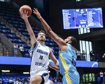 Joaquín Rodríguez, de Uruguay y Isahia Mobley, de Bahamas, el 26 de agosto, en Nicaragua. · Foto: Fiba Americup