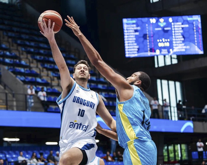 Joaquín Rodríguez, de Uruguay y Isahia Mobley, de Bahamas, el 26 de agosto, en Nicaragüa · Foto: Fiba Americup