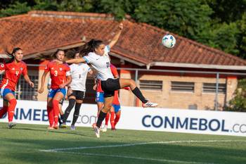 Isabela Pérez, de Uruguay, durante el partido ante Chile, el 8 de febrero, en Paraguay. · Foto: Conmebol
