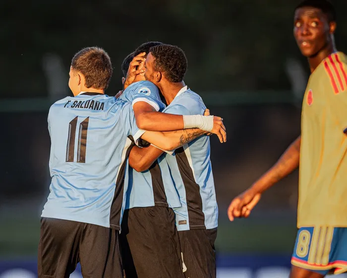 Jugadores de la Selección Uruguaya sub-17 festejan el segundo gol frente a la Selección de Colombia, el 9 de abril de 2026, en Paraguay. Foto: AUF