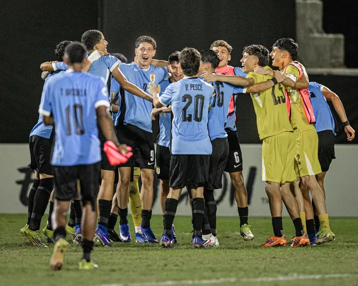 La selección sub 17 de Uruguay festeja la clasificación a la Copa del Mundo tras vencer a Venezuela. Foto: AUF