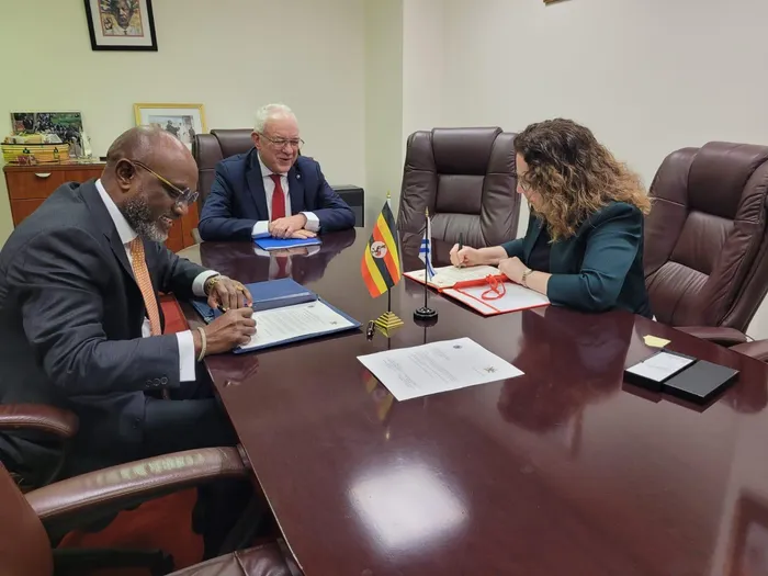 Uruguay y la República de Uganda establecieron relaciones diplomáticas mediante la firma de un comunicado conjunto entre sus representantes permanentes ante las Naciones Unidas. · Foto: @CancilleriaUy