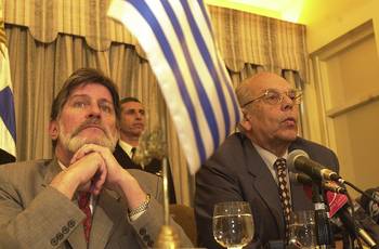 Luis Hierro López y Jorge Batlle, durante el traspaso de mando luego del viaje de Batlle a China. (archivo, octubre de 2002) · Foto: Sandro Pereyra