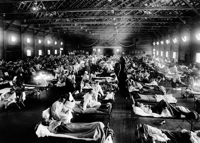 Hospital de emergencia durante la pandemia de influenza en Kansas (1918). 
Imagen de dominio público