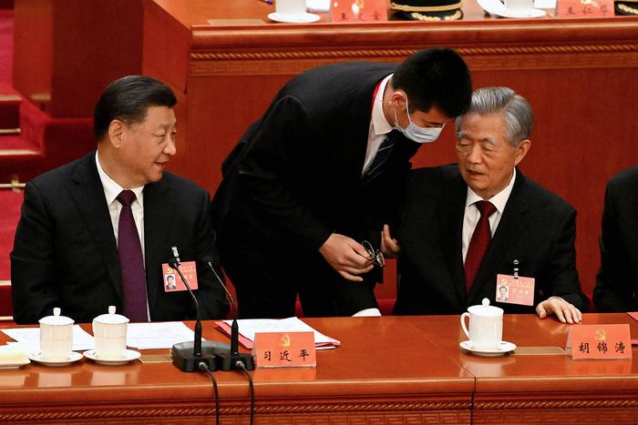 Xi Jinping y Hu Jintao, previo a retirarse del 20º Congreso del Partido Comunista de China, el 22 de octubre. · Foto: Noel Celis, AFP