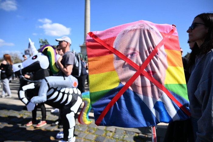 Manifestación del Orgullo Gris, el 12 de abril de 2025, en Budapest, Hungría. · Foto: Attila  Kisbenedek / AFP