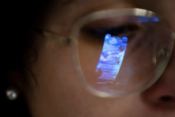 Foto principal del artículo '¿Quién aprende cuando escribe la IA? Parte 2: lo que el atajo no construye' · Foto: Gianni Schiaffarino