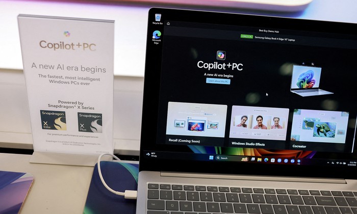 Laptop con Copilot+ centradas en IA de Microsoft, en la tienda Best Buy, en Miami, Florida. · Foto: Joe Raedle, Getty Images, Afp