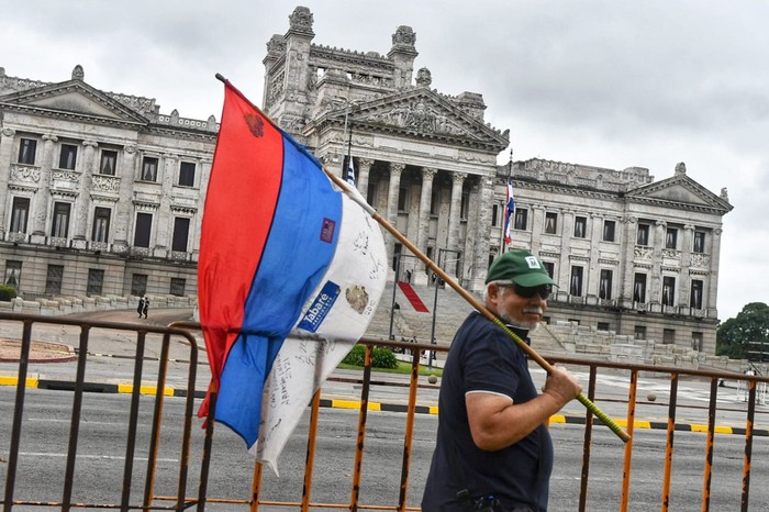 Simpatizante frenteamplista en la previa del acto de asunción del presidente Yamandú Orsi. · Foto: Ignacio Dotti