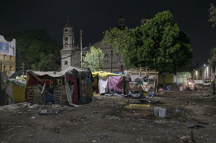 Plaza de la Soledad durante el desalojo del campamento de migrantes por parte de las autoridades. · Foto: Israel Fuguemann