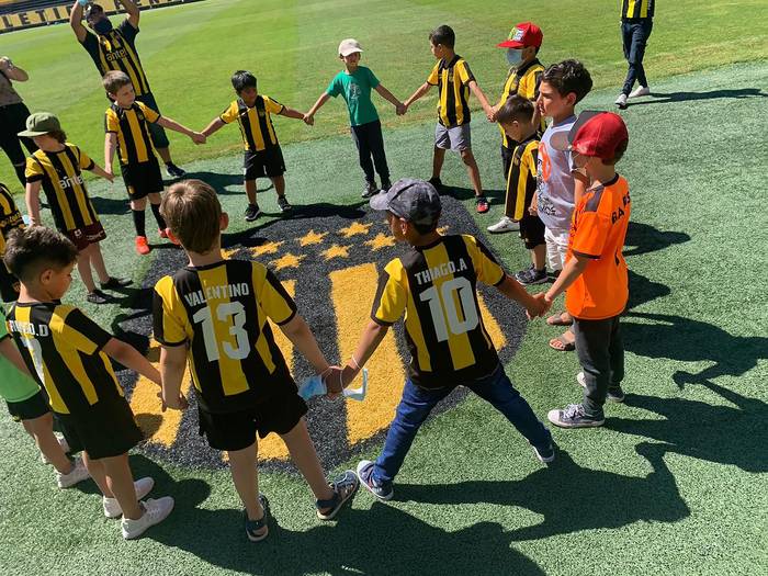 Actividad de la Comisión Social de Peñarol en el estadio Campeón del Siglo. · Foto: Difusión