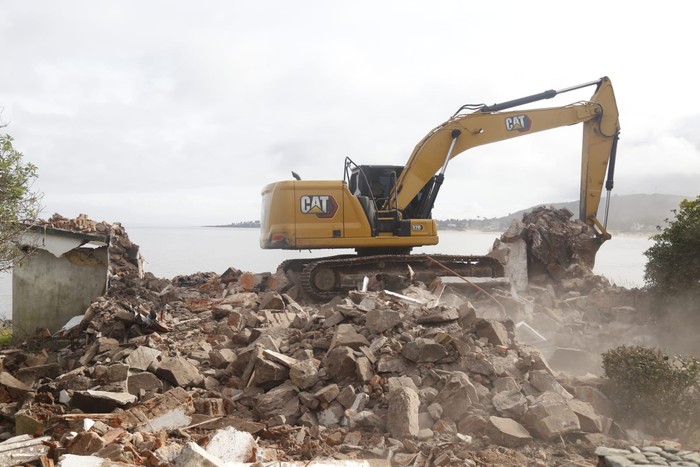 Demolición de casas, el 22 de mayo, en Punta Colorada. Foto: Intendencia de Maldonado.