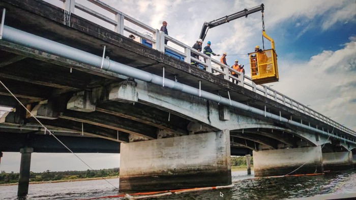 Trabajos de reparación del oleoducto de Ancap, en el puente de la ruta Interbalnearia del arroyo Solís Grande. · Foto: Pablo Serrón