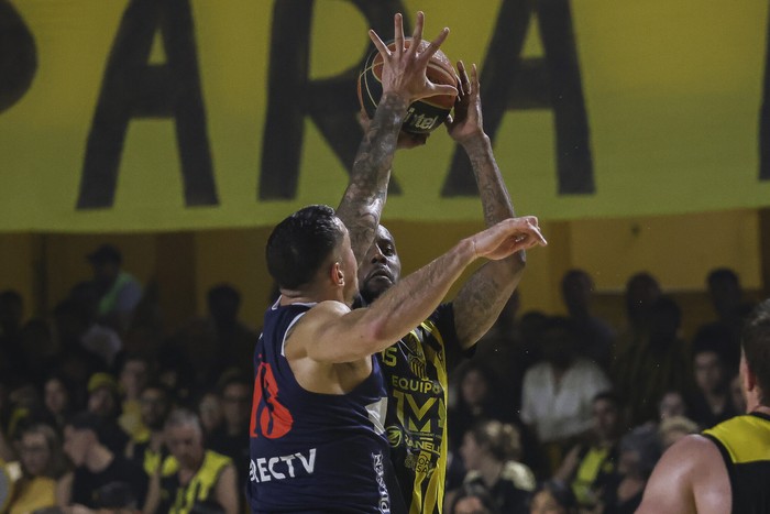 Mauro Zubiaurre ,de Defensor Sporting ySalvador Zanotta ,de Peñarol, el 19 de diciembre, en el Palacio Peñarol.Foto:Rodrigo Viera Amaral. · Foto:  Abed Al Hashlamoun, Efe