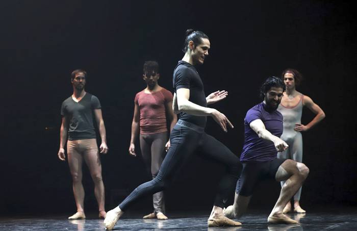 Edinson Cavani durante su campaña para atraer bailarines para el ballet del Sodre. foto: bns.gub.uy
