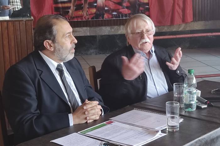 Enrique Malel y Hermes Pastorini, durante la conferencia de prensa, en Paysandú. · Foto: Milton Cabrera