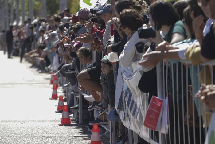 Público a la espera de la llegada de la Vuelta Ciclista del Uruguay a Paysandú. · Foto: Milton Cabrera